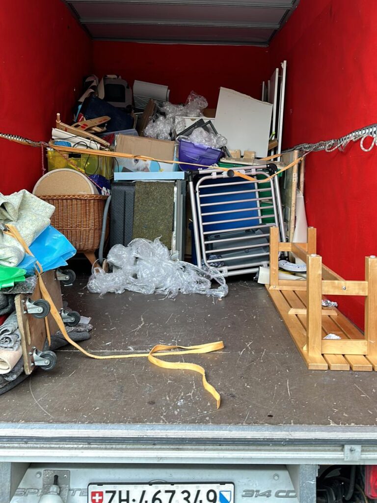 a room full of objects, Entsorgung,